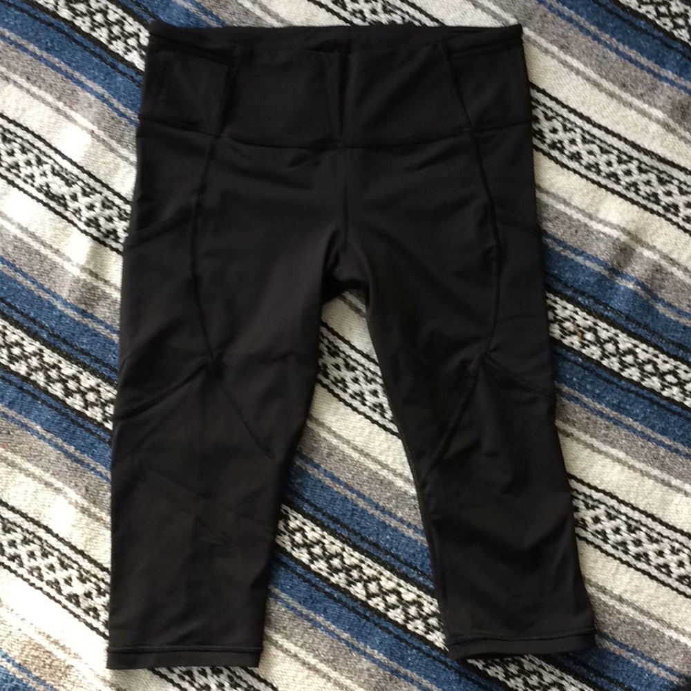 Lululemon Yoga Capris EXCELLENT condition Black